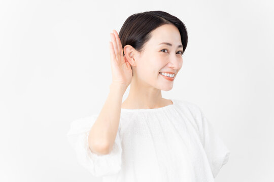 白いブラウスを着ている女性　ライフスタイルイメージ