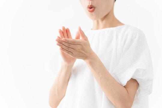 白いブラウスを着ている女性　ライフスタイルイメージ