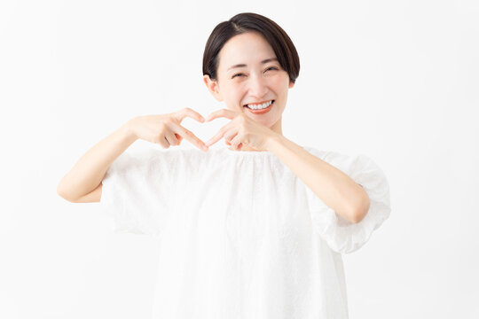 白いブラウスを着ている女性　ライフスタイルイメージ