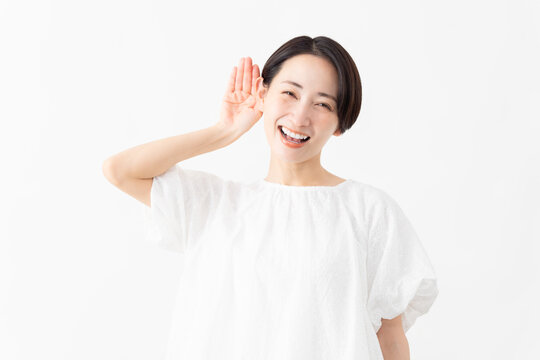 白いブラウスを着ている女性　ライフスタイルイメージ