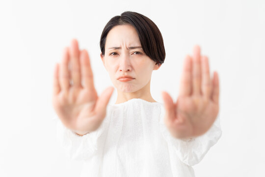 白いブラウスを着ている女性　ライフスタイルイメージ