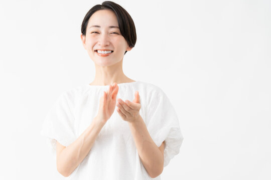 白いブラウスを着ている女性　ライフスタイルイメージ