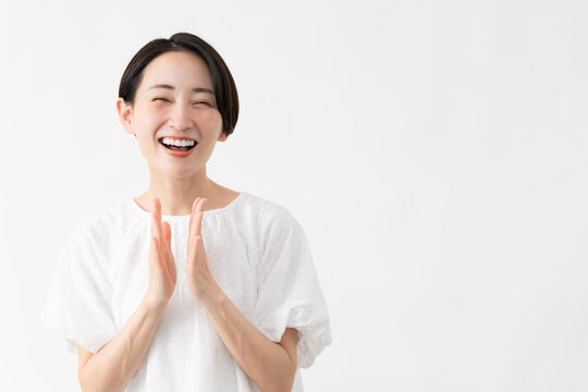 白いブラウスを着ている女性　ライフスタイルイメージ