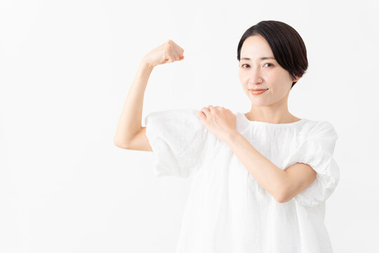 白いブラウスを着ている女性　ライフスタイルイメージ