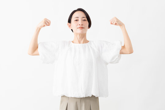 白いブラウスを着ている女性　ライフスタイルイメージ
