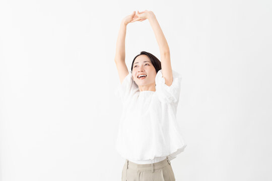 白いブラウスを着ている女性　ライフスタイルイメージ
