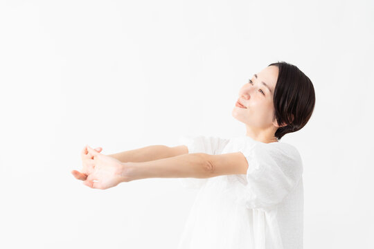 白いブラウスを着ている女性　ライフスタイルイメージ