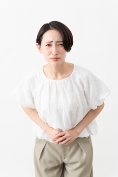 白いブラウスを着ている女性　ライフスタイルイメージ