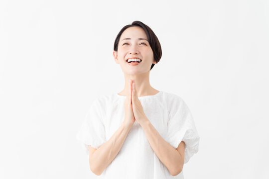 白いブラウスを着ている女性　ライフスタイルイメージ
