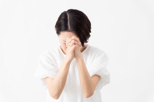 白いブラウスを着ている女性　ライフスタイルイメージ