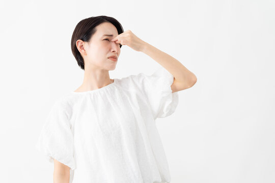 白いブラウスを着ている女性　ライフスタイルイメージ