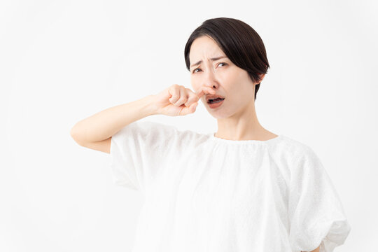 白いブラウスを着ている女性　ライフスタイルイメージ
