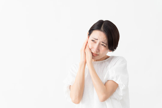 白いブラウスを着ている女性　ライフスタイルイメージ