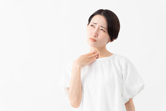 白いブラウスを着ている女性　ライフスタイルイメージ