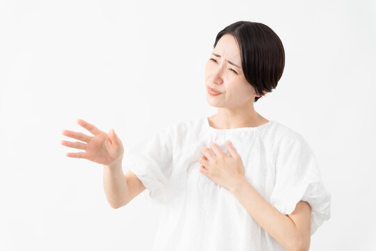白いブラウスを着ている女性　ライフスタイルイメージ