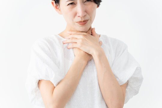 白いブラウスを着ている女性　ライフスタイルイメージ