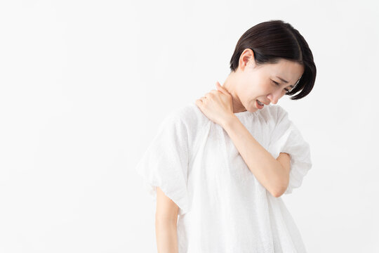 白いブラウスを着ている女性　ライフスタイルイメージ