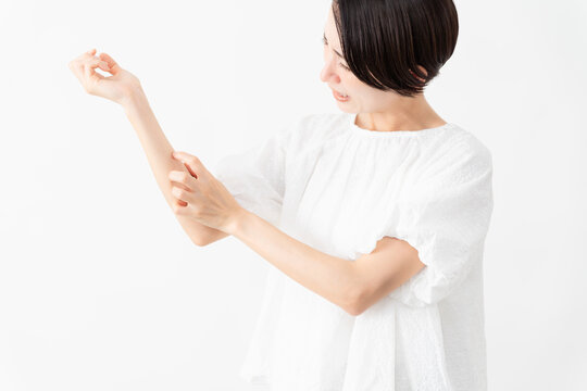 白いブラウスを着ている女性　ライフスタイルイメージ