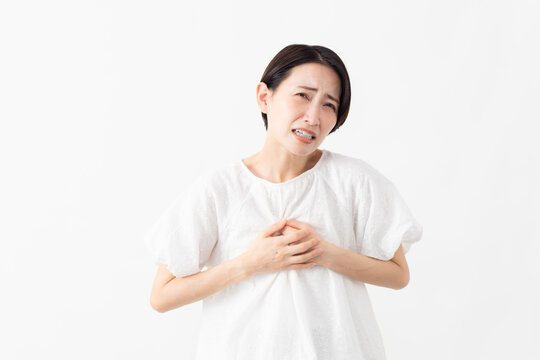 白いブラウスを着ている女性　ライフスタイルイメージ