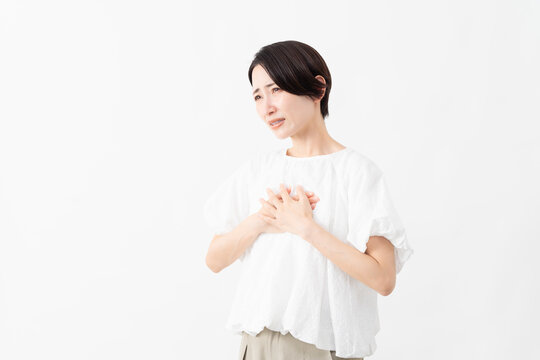 白いブラウスを着ている女性　ライフスタイルイメージ