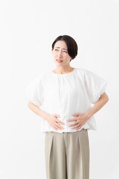 白いブラウスを着ている女性　ライフスタイルイメージ