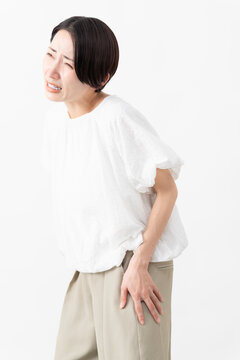 白いブラウスを着ている女性　ライフスタイルイメージ