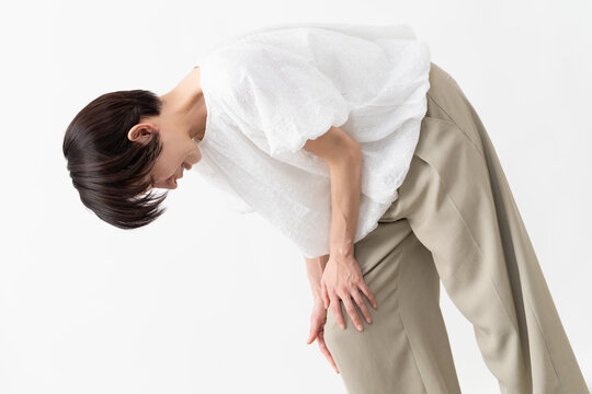 白いブラウスを着ている女性　ライフスタイルイメージ