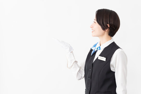 制服を着たアテンダントの女性　旅行イメージ