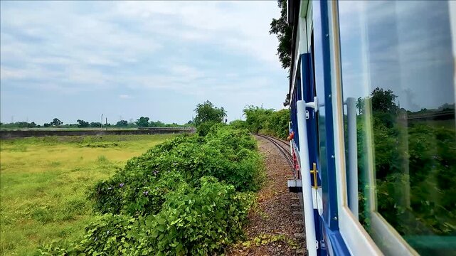 昔の製糖工場の線路を走る観光用列車からの風景