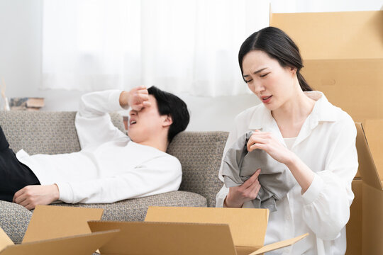 引っ越しの準備をする若い男女　ライフスタイルイメージ