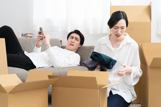 引っ越しの準備をする若い男女　ライフスタイルイメージ