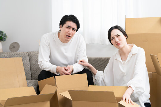 引っ越しの準備をする若い男女　ライフスタイルイメージ