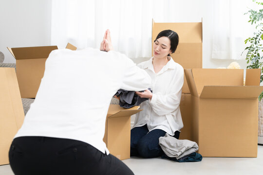 引っ越しの準備をする若い男女　ライフスタイルイメージ