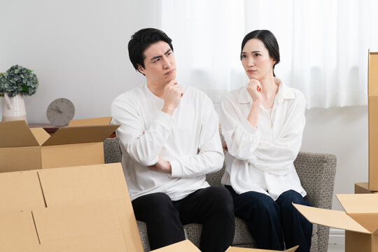 引っ越しの準備をする若い男女　ライフスタイルイメージ