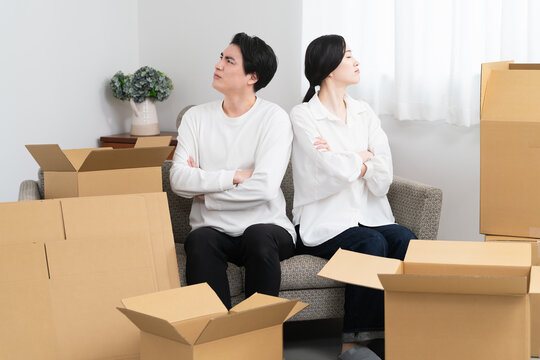 引っ越しの準備をする若い男女　ライフスタイルイメージ