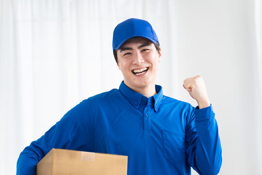 引っ越し業務を行う若い男性　ライフスタイルイメージ
