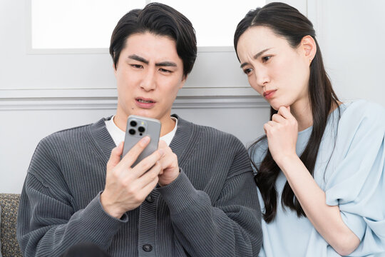 スマートフォンで検索をする若い男女　ライフスタイルイメージ