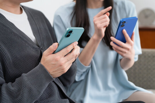 スマートフォンで検索をする若い男女　ライフスタイルイメージ