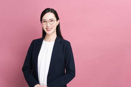 ビジネススーツを着た若い女性　ビジネスイメージ