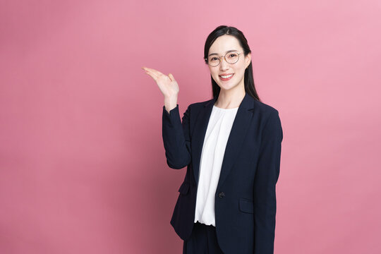 ビジネススーツを着た若い女性　ビジネスイメージ
