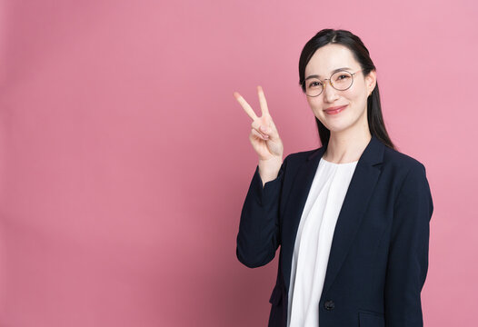 ビジネススーツを着た若い女性　ビジネスイメージ