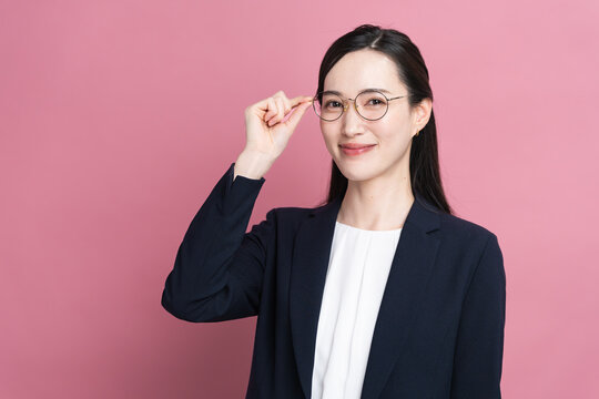 ビジネススーツを着た若い女性　ビジネスイメージ