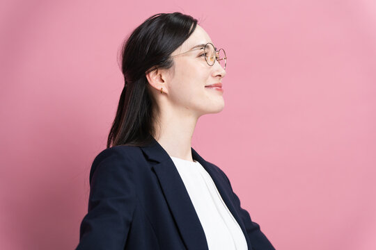 ビジネススーツを着た若い女性　ビジネスイメージ