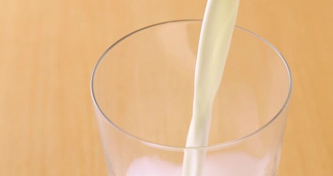 牛乳を注ぐ