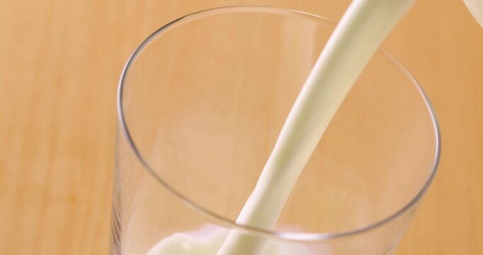 牛乳を注ぐ