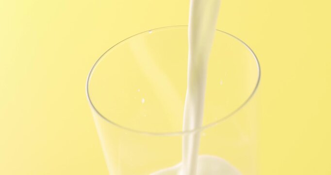 牛乳を注ぐ