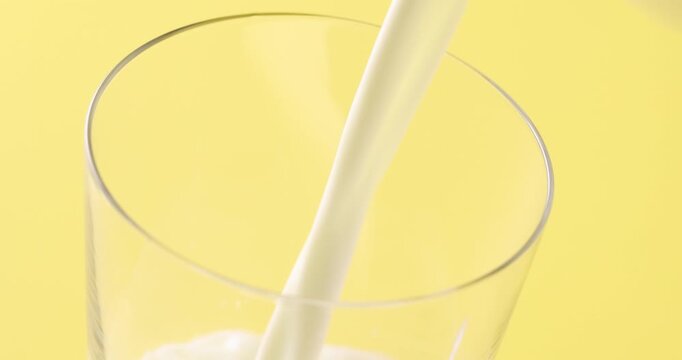 牛乳を注ぐ