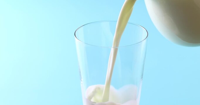 牛乳を注ぐ