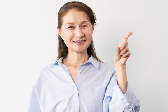 私服のシニア女性の立ち姿　ライフスタイルイメージ