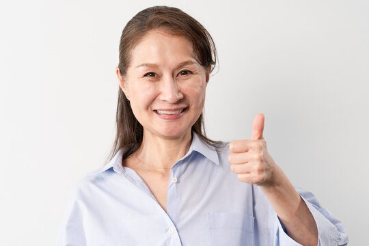 私服のシニア女性の立ち姿　ライフスタイルイメージ
